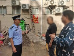 比来没再被赞扬吧？”一句话问得里